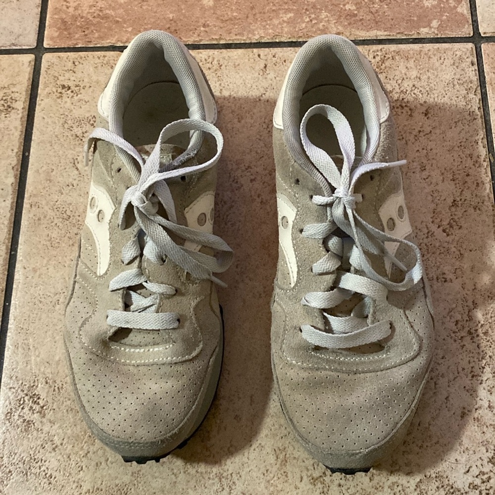 Cream colored side Saucony sneakers—super comfy!